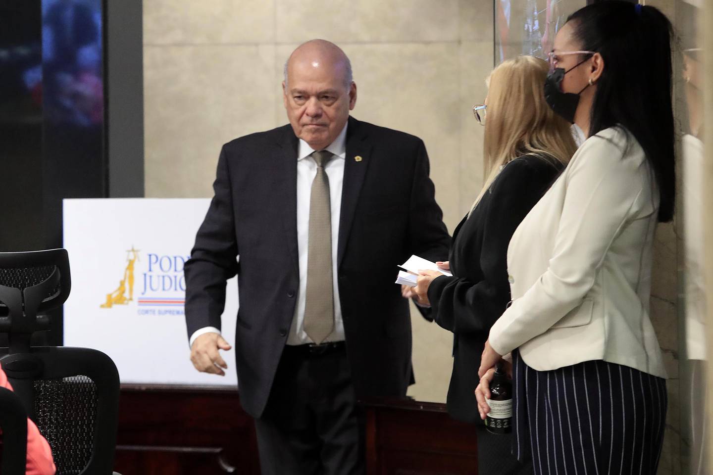 Un par de hombres con traje y corbata
Descripción generada automáticamente con confianza media